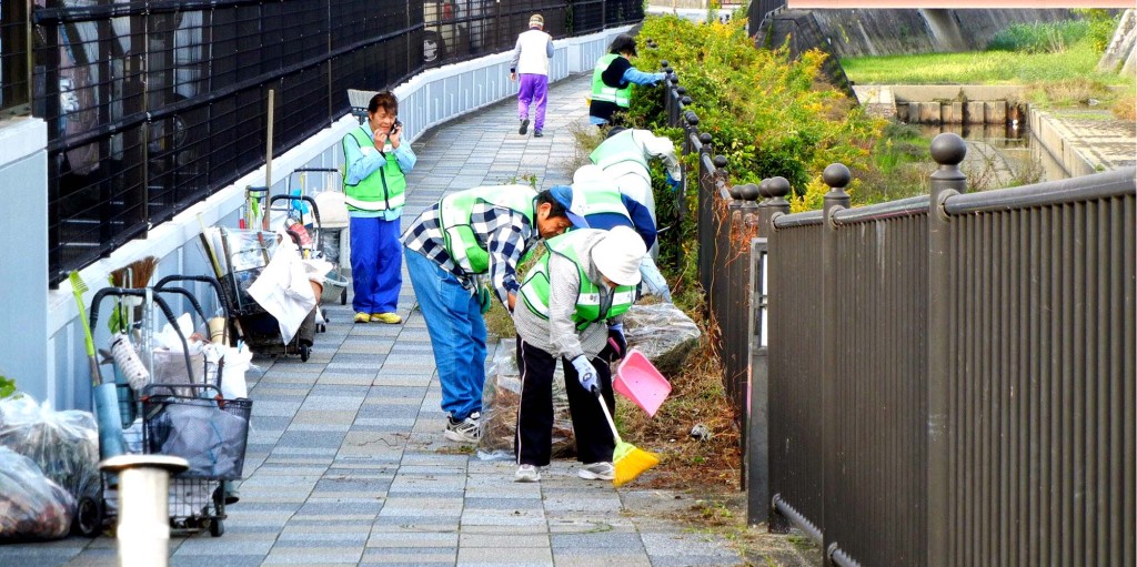 ▲八幡源氏垣内の清掃　　弥生橋付近