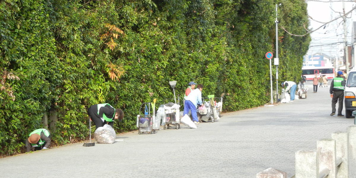 ▲石清水八幡宮の側溝清掃（１２月１日）