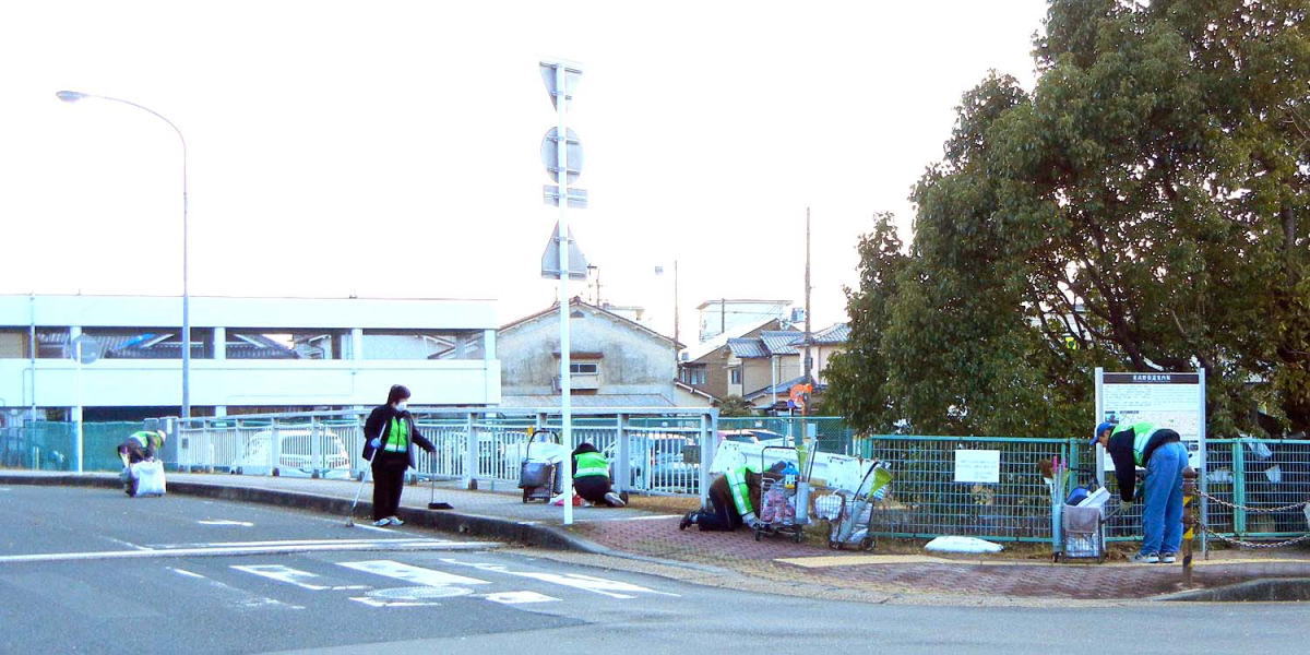 ▲八幡市駅周辺の清掃（１２月２４日）