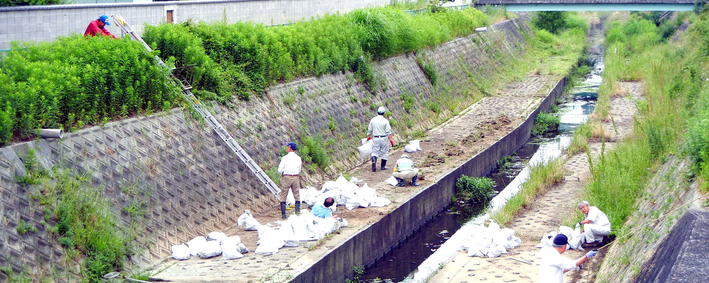 ［写真：山路大谷川の清掃で再稼働する電動昇降機］