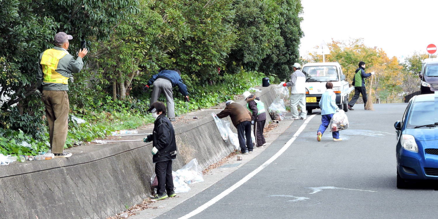 ▲第二京阪道路下の側道の清掃