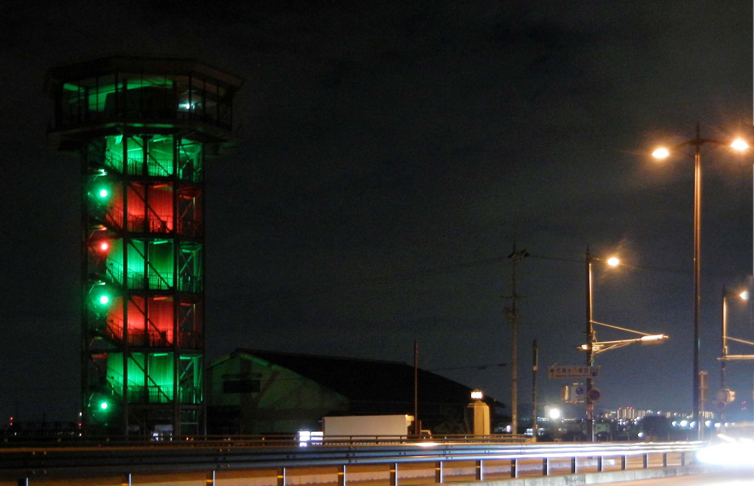 ▲ ライトアップの展望塔(さくらであい館)