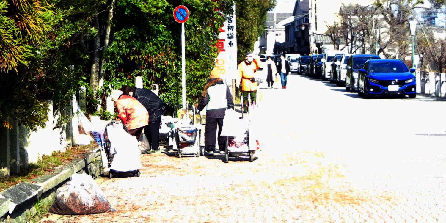 ▲初詣の参拝車両(駐車場空き待ちの列)　1月４日