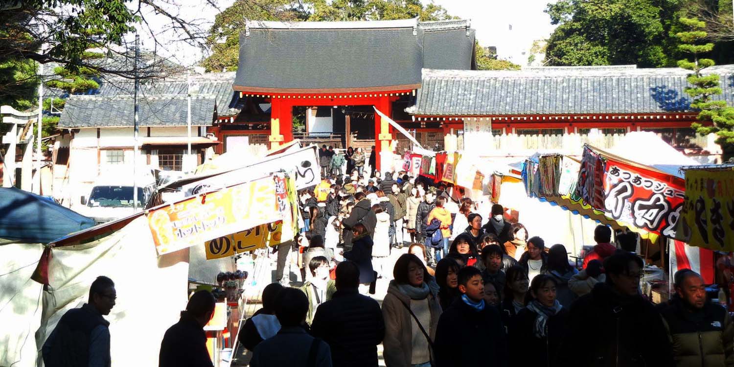 ▲参道を行く人帰る人