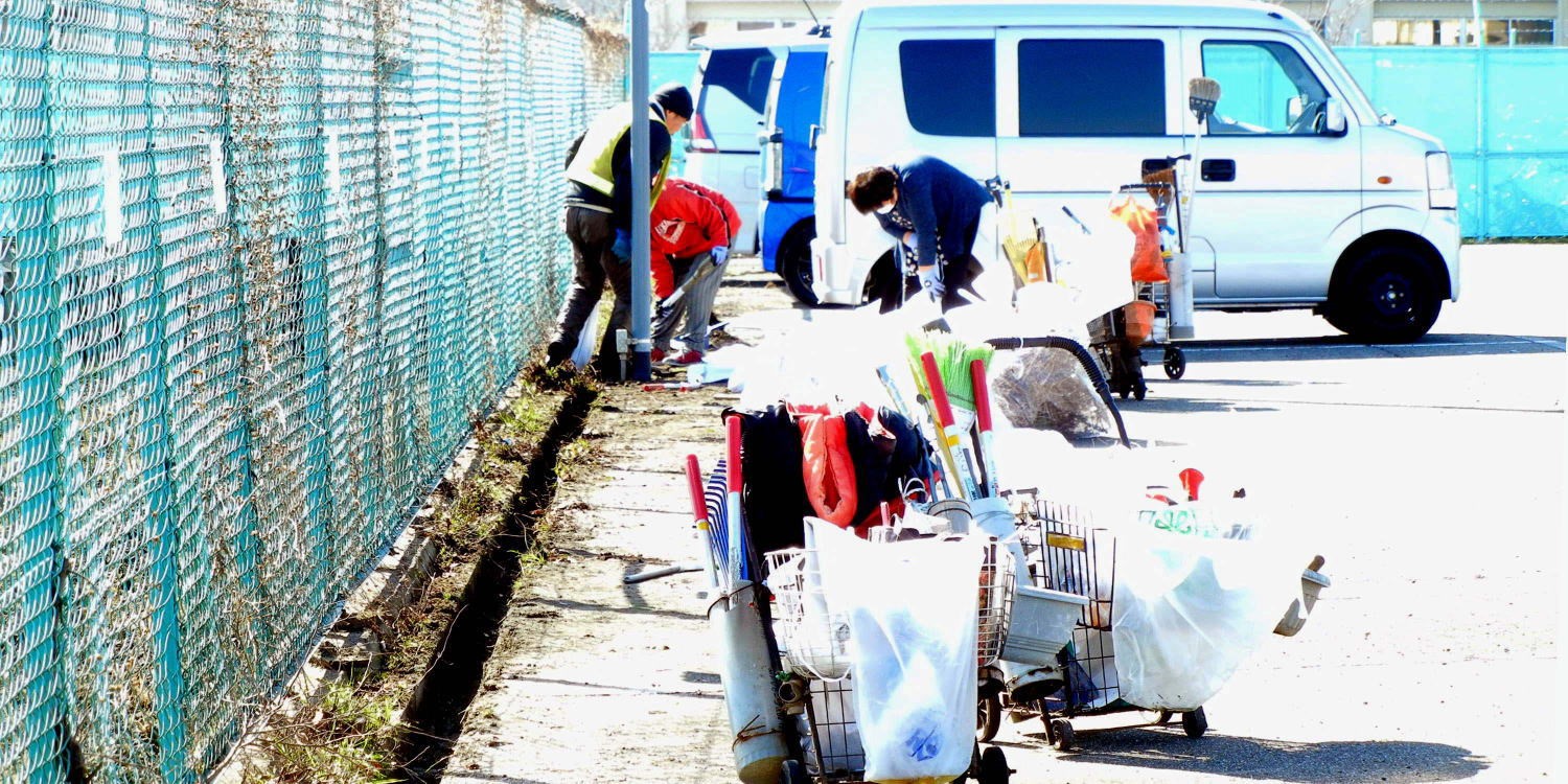 ▲2月22日(土)　駐車場横の側溝清掃（八幡高畑）
