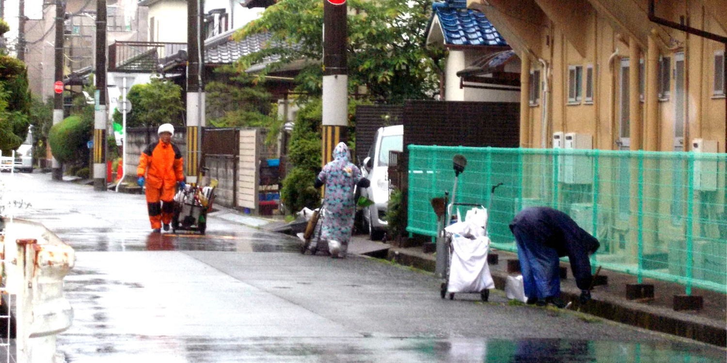 ▲ 5月16日(土) 清掃再開　住宅街の清掃(八幡園内)