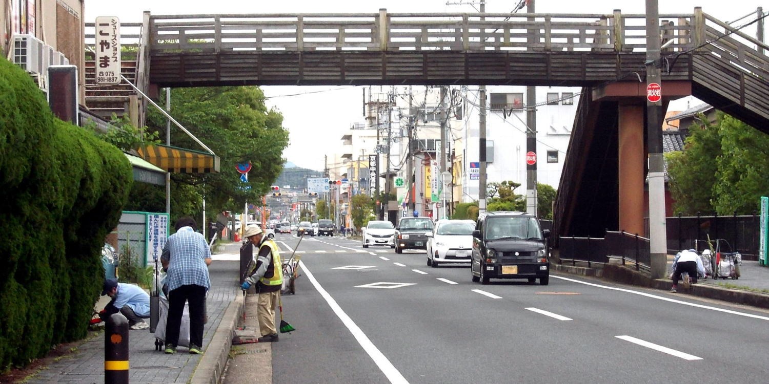 ▲ 5月17日(日) 府道の清掃幡　(八幡三本橋付近)