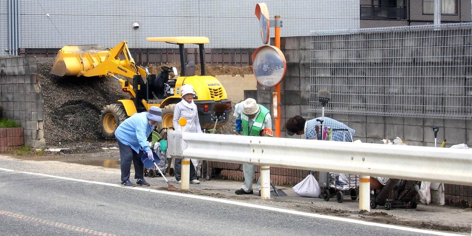 ▲ 6月20日(土) 府道の清掃 (八幡名残付近)