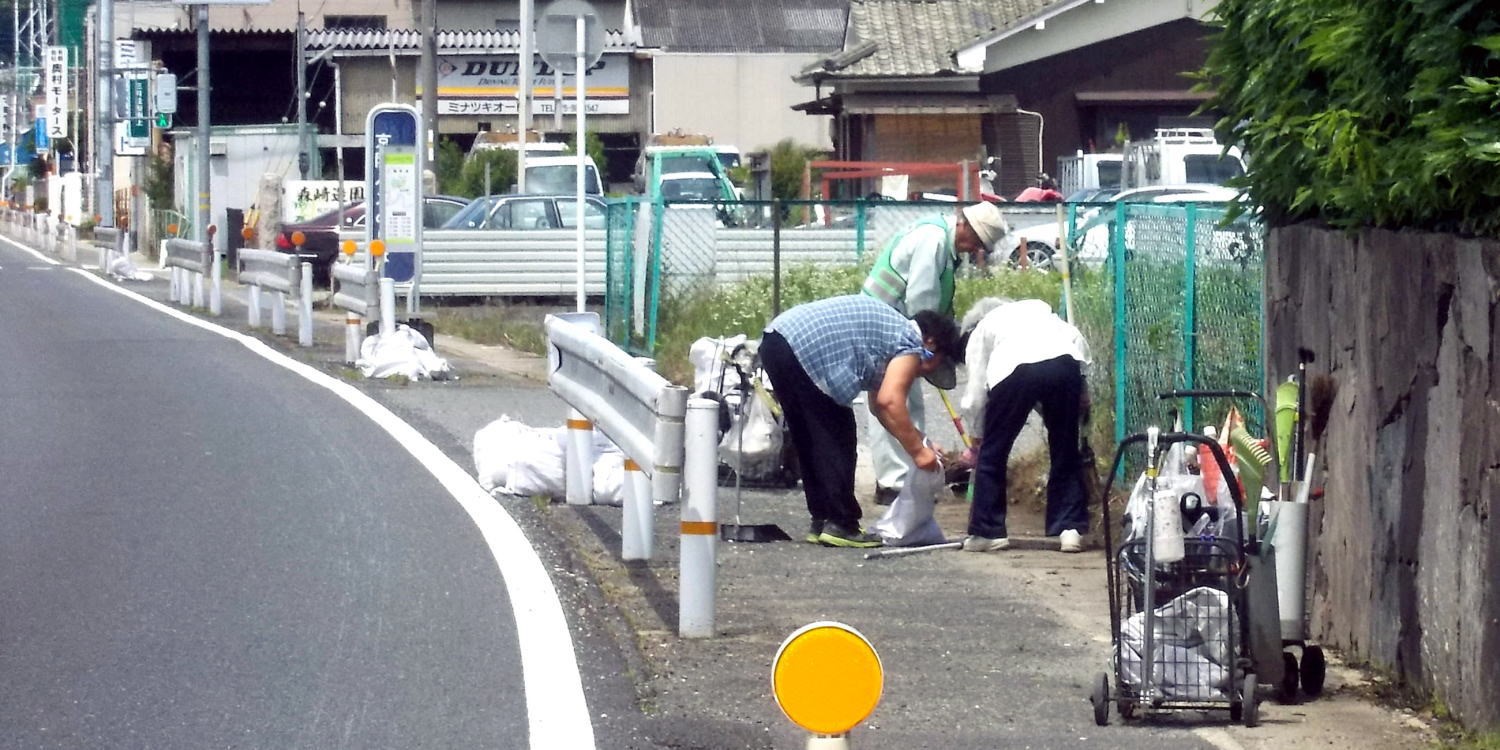 ▲ 6月28日(日)　府道の清掃（東浦バス停付近）