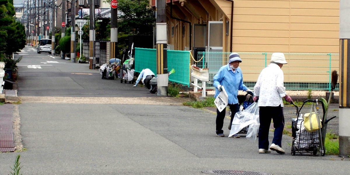 ▲ 7月24日(祝) 住宅街の清掃 (八幡園内)
