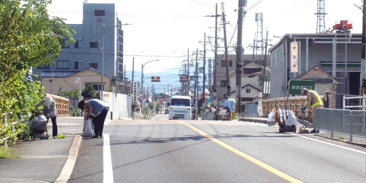 ▲ ９月19日(土) 府道の清掃 (森バス停周辺)