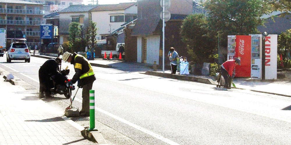 ▲ 11月15日(日) 府道の清掃（八幡垣内山付近）