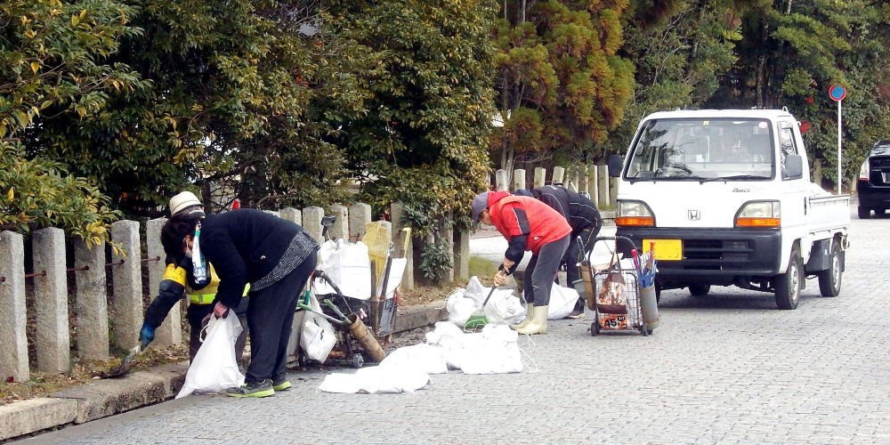 ▲ 12月26日(土） 側溝の清掃（石清水八幡宮）