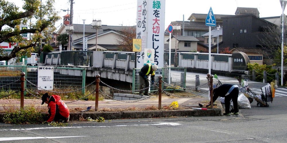 ▲ 12月13日(日) 駅前の清掃 (石清水八幡宮駅周辺)