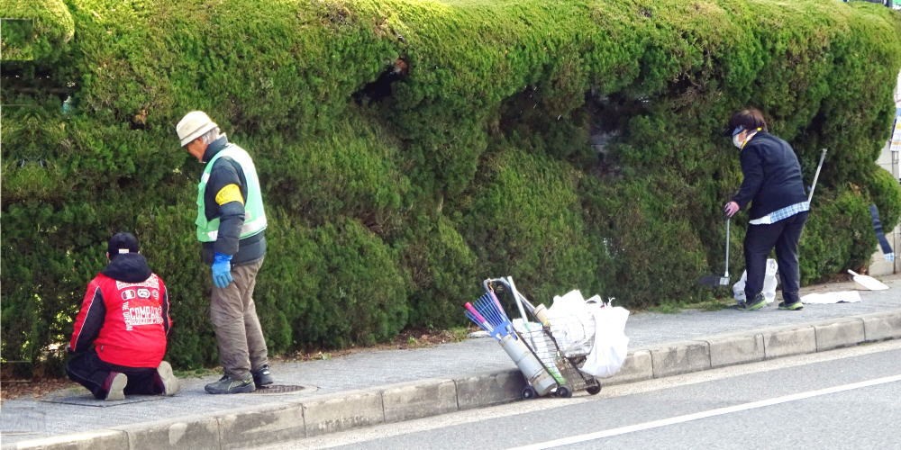 ▲ 3月14日(日) 府道の清掃　（八幡三本橋付近）