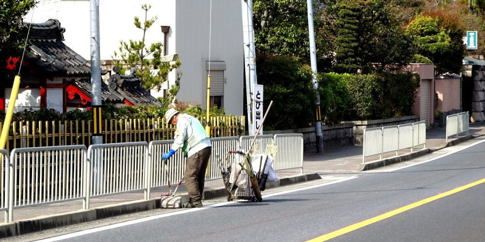▲ 2月27日(日) 府道の清掃 (春日神社付近)