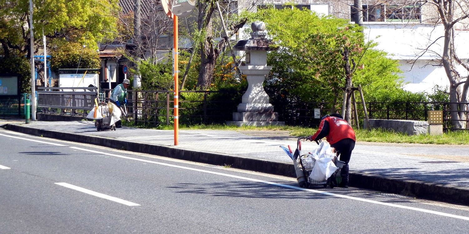 ▲ 4月10日(土) 府道の清掃　（八幡三本橋付近）