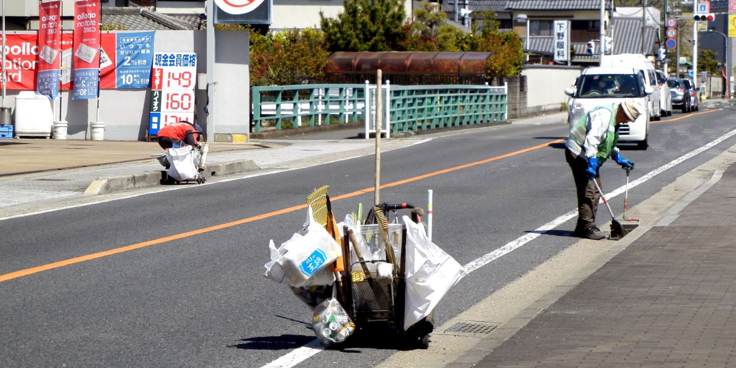 ▲ 4月11日(日) 府道の清掃　（八幡源氏垣外付近）