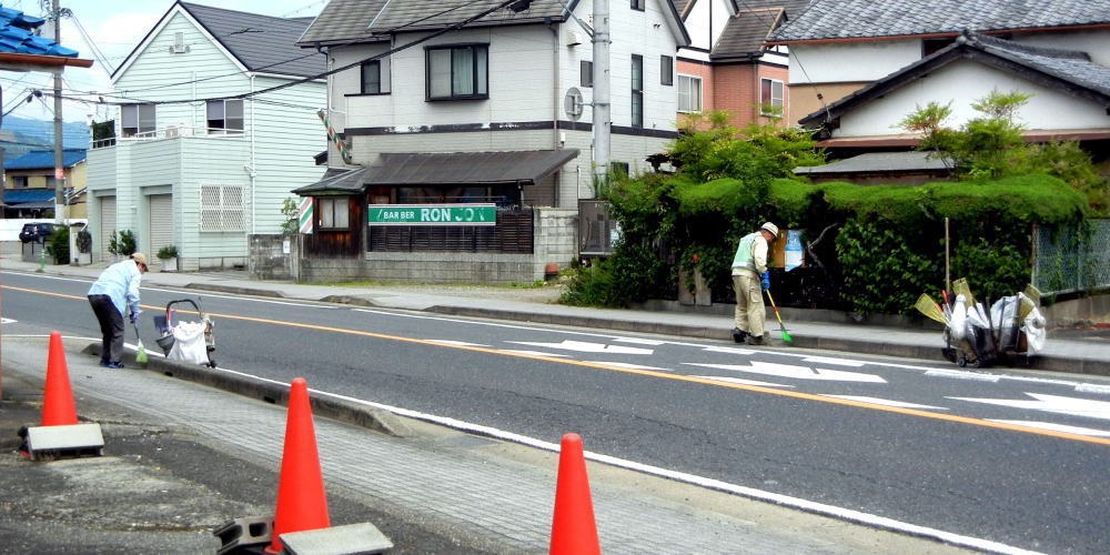 ▲ 5月15日(土) 府道の清掃 (八幡垣内山付近)