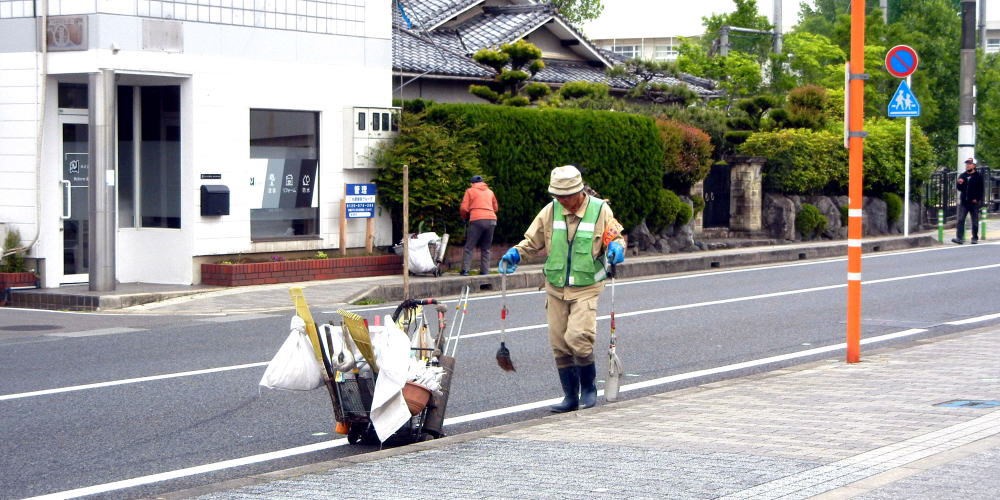 ▲ 5月1日(土) 府道の清掃　（八幡三本橋付近）