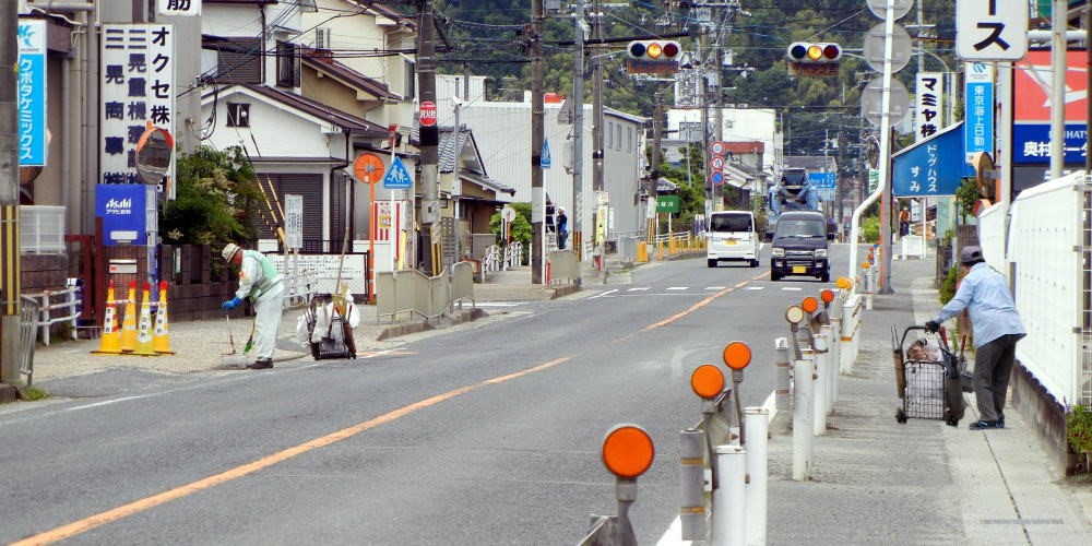▲ 6月5日(土) 府道の清掃　（八幡双栗付近）