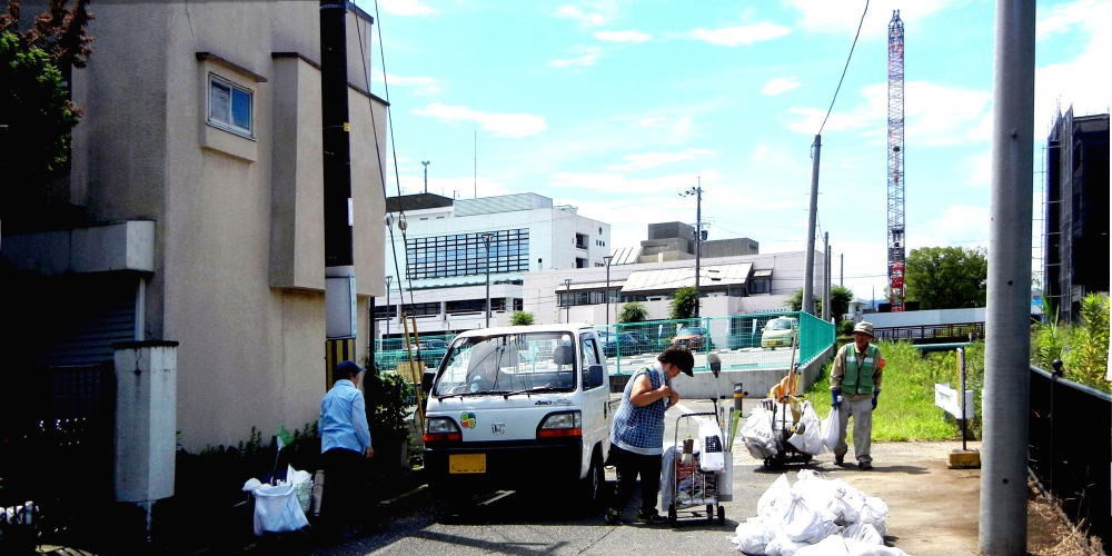 ▲ 7月17日(土) 商工会館第二分庁舎付近 （雑草処理）