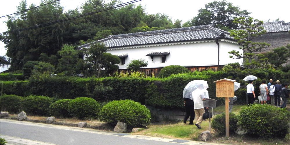 ▲ 2013年6月23日　小雨の伊佐家住宅見学