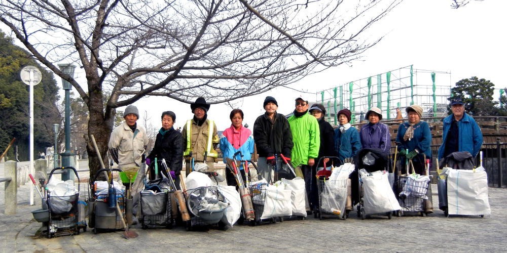 ▲ 2013年1月　安居橋を背に年頭の集合写真