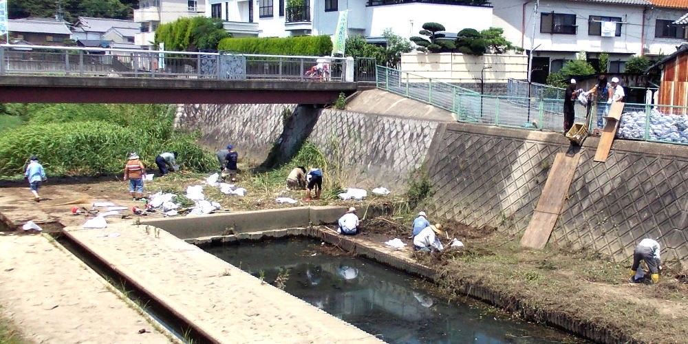 ▲ 2013年７月　大谷川清掃と谷本式土嚢引上機（写真右側）