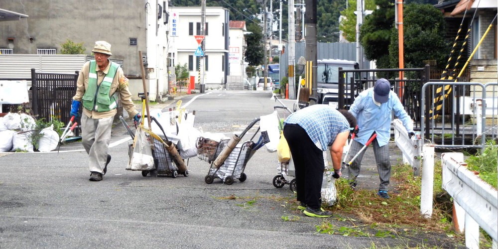 ▲ 9月18日(土) 小松団地の周辺清掃 （八幡小松）