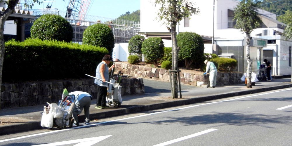 ▲ 10月9日(土) 市役所北側道路の清掃（八幡園内付近）