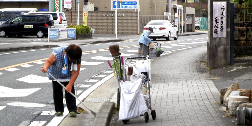 ▲ 10月10日(日) 府道の清掃（らくがき寺付近）