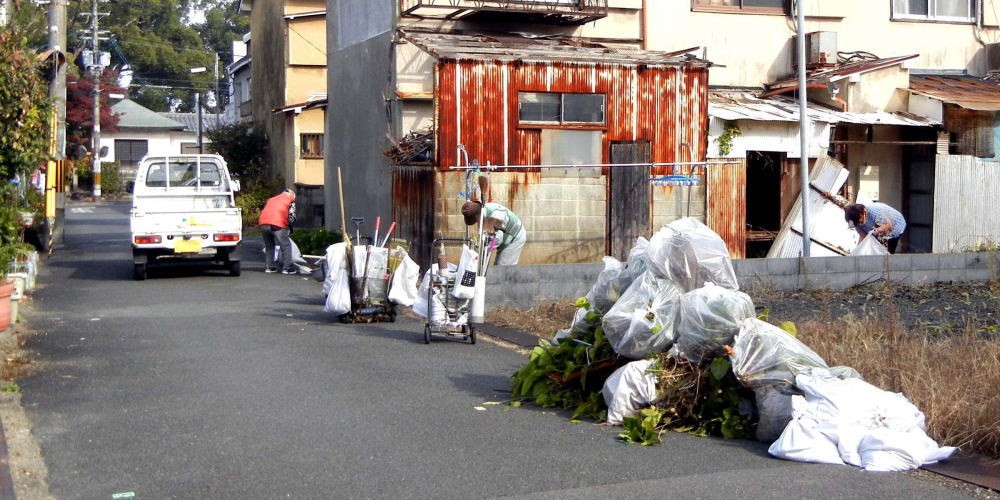 ▲11月22日(日) 住宅街道路脇の清掃 (八幡三本橋付近)