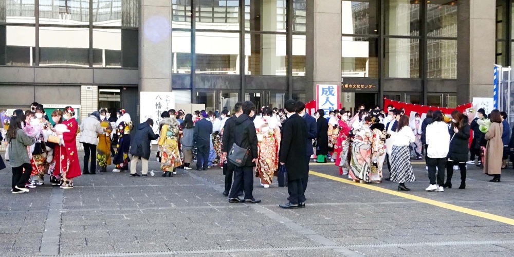 ▲ 1月10日 八幡市文化センター前広場