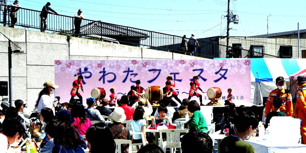 ▲やわたフェスタ　多くの出店と人出の会場