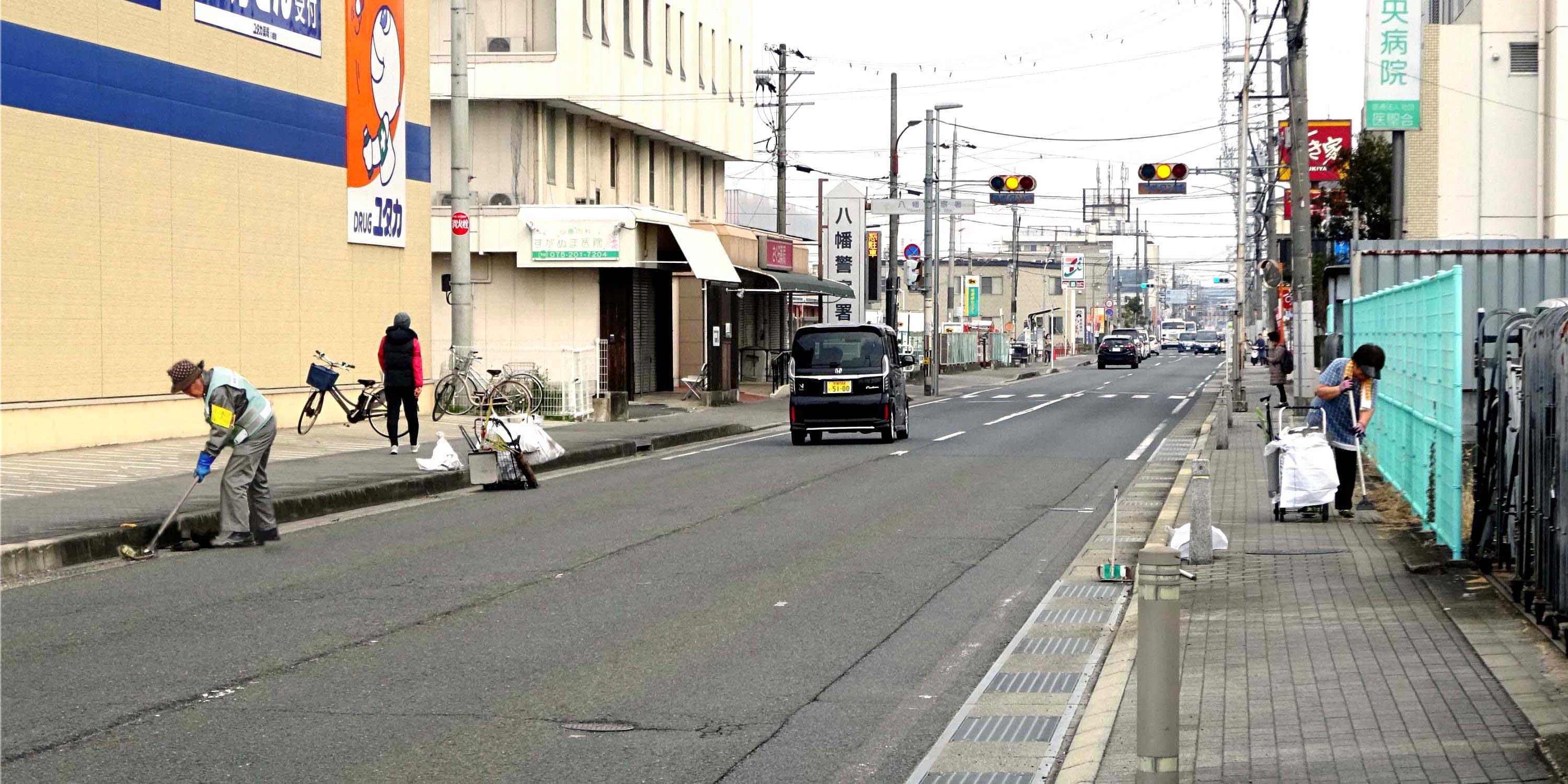 ▲ 3月13日(日) 府道の清掃（八幡警察署付近）