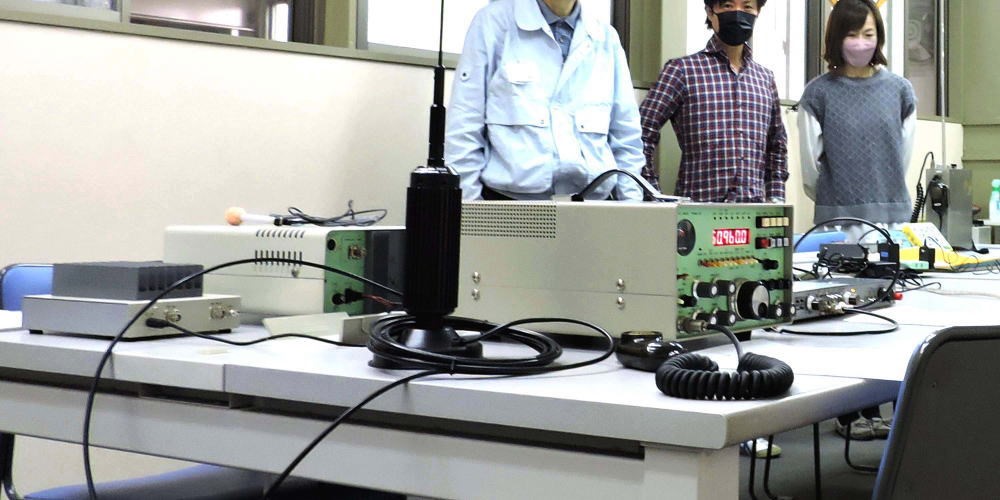 ▲	手作りの無線機と電子機器の数々（会場の別室で展示）