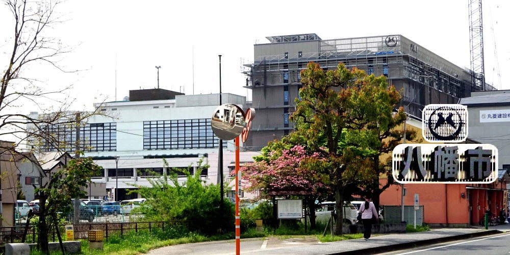 ▲	足場撤去が行われている新市庁舎