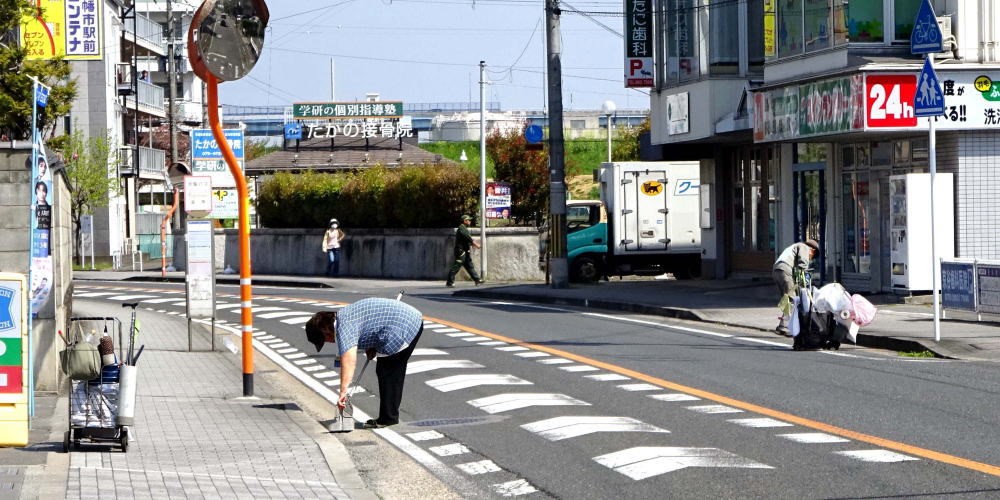 ▲ 4月10日(日) 府道の清掃（らくがき寺付近）