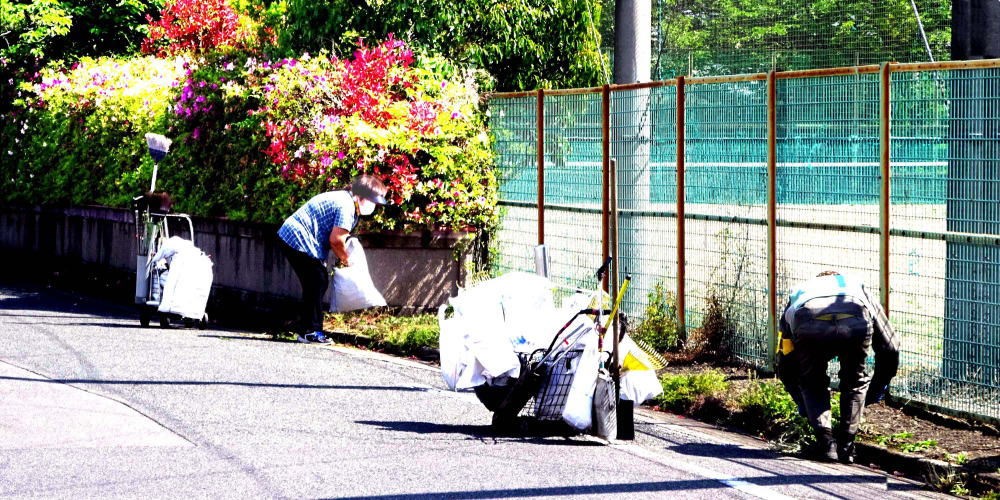 ▲ 5月4日(祝) 住宅街の清掃（男山中学校）