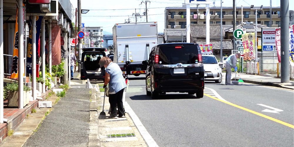 ▲ 6月4日(土) レンガ通りの清掃（八幡三本橋）