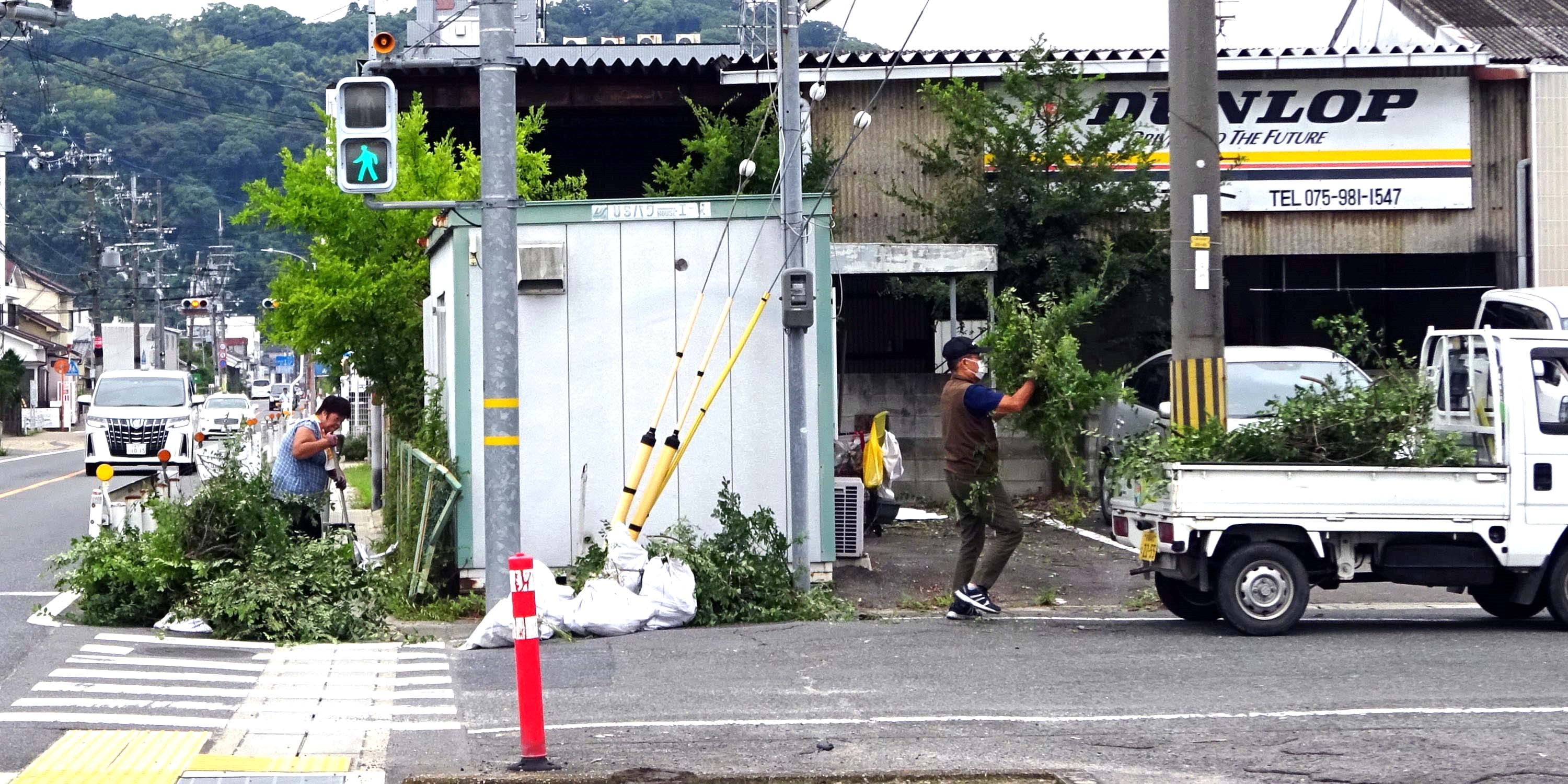 ▲	 8月28日(日) 道路脇の清掃 (八幡名残付近)